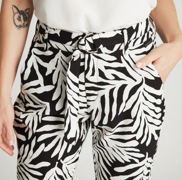 CAPRI ESTAMPADO CON LAZO Y BOLSILLOS